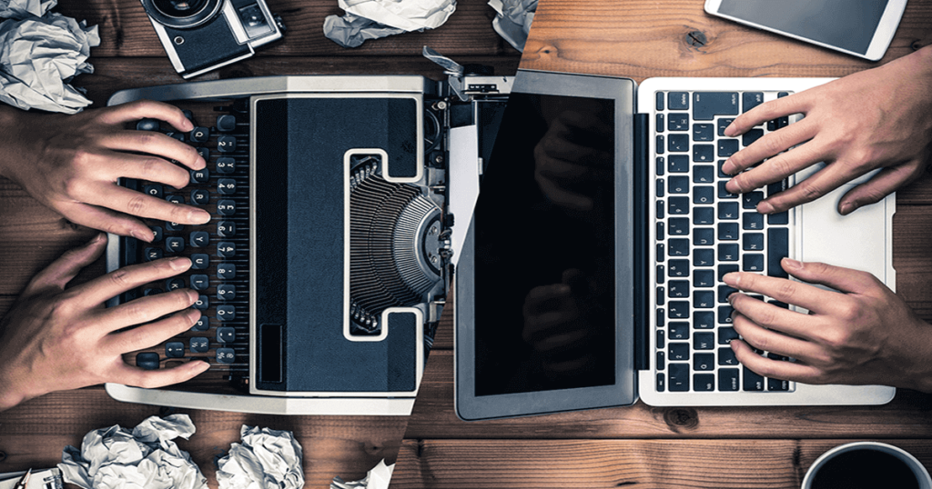 Máquina de escribir y computador portátil uno frente a otro