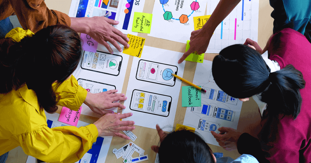 Personas trabajando una metodología scrum en una mesa